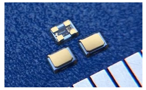 日本大河晶振创造出全球最小『TFX-05』32.768K晶振,比A4纸还薄